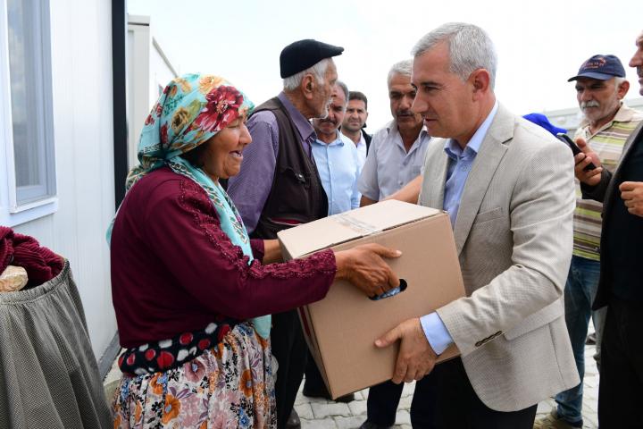 “8 Bin Koli Gıda ve Hijyen Seti, 300 Adet Çocuk Kıyafeti ve 12 Ton Hayvan Yemini Depremzedelerle Buluşturuyoruz”